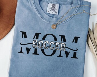 Maglietta Comfort Colors® per la mamma di un calciatore, regali per la mamma di un calciatore, maglietta per la mamma sportiva, t-shirt per la mamma di un calciatore, maglietta Coquette per la stagione calcistica, maglietta retrò per il giorno della partita