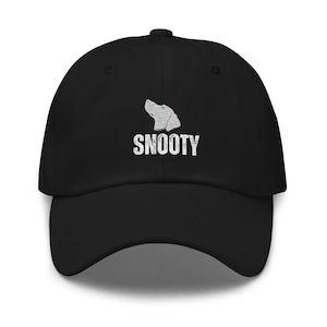 Może przedstawiać: Czarna czapka bejsbolówka z haftowanym białym siluetem psa i napisem "SNOOTY" w kolorze białym.