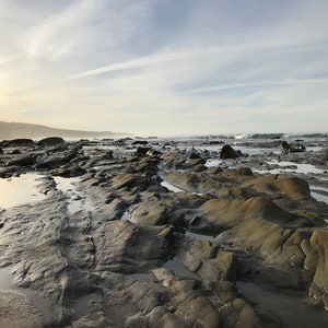 Impresión digital de la marea baja al amanecer en Crystal Cove