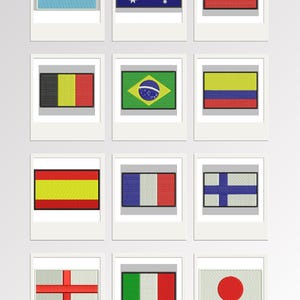 Peut inclure: Un collage de 12 drapeaux de différents pays, chacun affiché dans un cadre blanc. Les drapeaux incluent l'Argentine, l'Australie, l'Autriche, la Belgique, le Brésil, la Colombie, l'Espagne, la France, la Finlande, l'Angleterre, l'Italie et le Japon.