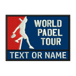 Peut inclure: Écusson brodé avec un joueur de padel blanc sur fond rouge et bleu. Le texte "WORLD PADEL TOUR" est en blanc, avec "TEXT OR NAME" en dessous. L'écusson a une bordure noire.
