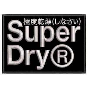 Puede incluir: Parche bordado con las palabras "Super Dry" en blanco y texto japonés en la parte superior. El diseño incluye el símbolo de marca registrada. Fondo negro con borde blanco.