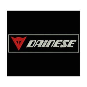 Puede incluir: Parche bordado negro con la palabra "DAINESE" en letras blancas estilizadas. Un triángulo rojo con un diseño blanco está a la izquierda. El parche es rectangular con un borde blanco.