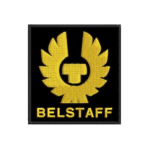 Può includere: Toppa ricamata Belstaff. Il design presenta un emblema giallo su un quadrato nero. L'emblema è una forma alata stilizzata con un elemento circolare centrale. La parola "BELSTAFF" è ricamata in lettere gialle. La toppa ha un bordo nero.