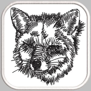 Op de afbeelding: Zwart-witte lijntekening van een vossenkop. De vos kijkt naar de zijkant met zijn mond dicht. De illustratie is uitgevoerd in een eenvoudige, gestileerde manier.