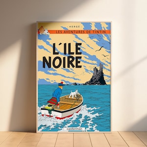 Puede incluir: Una portada de cómic vintage con Tintin y Milú en un barco en un mar azul con una isla rocosa en el fondo. El título "L'ILE NOIRE" está escrito en letras grandes y en negrita. La portada está amarillenta por el paso del tiempo y tiene un aspecto vintage desgastado.