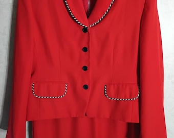 Traje de falda roja vintage, estilo ejecutivo, ropa de oficina, Andrea Viccaro, diputada.