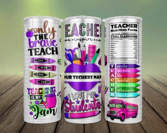 Pode incluir: Três canecas de aço inoxidável com designs temáticos de professores. A primeira caneca tem um fundo branco com lápis de cor e o texto "only the brave teach get your cray on! Teaching is my jam". A segunda caneca tem um coração roxo com o texto "I love my students" e um ônibus escolar. A terceira caneca tem um fundo branco com o texto "Teacher Nutrition Facts Serving size 1 Awesome Teacher 1 Full Classroom" e uma lista de qualidades de professor: "Terrific Energetic Able Cheerful Hardworking Enthusiastic Remarkable".