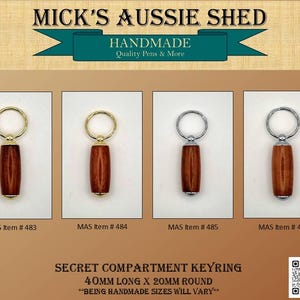 Könnte beinhalten: Vier hölzerne Schlüsselanhänger mit Geheimfach und Metallbeschlägen. Zwei haben goldfarbene Ringe und zwei haben silberfarbene Ringe. Der Text umfasst MICK'S AUSSIE SHED, HANDMADE, Quality Pens & More, MAS Item # 483, 484, 485, 486, 40MM LONG X 20MM ROUND.