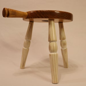 Tabouret à trois pieds en bois de style vintage Meuble fait main image 8