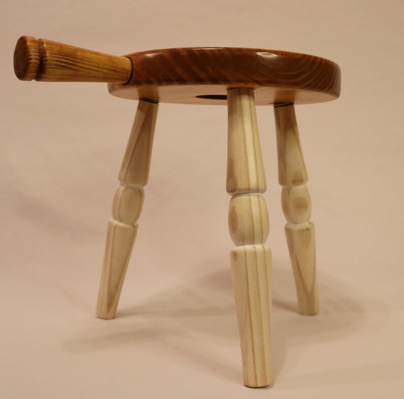 Tabouret à trois pieds en bois de style vintage Meuble fait main image 8