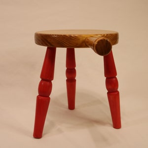 Tabouret à trois pieds en bois de style vintage Meuble fait main image 7