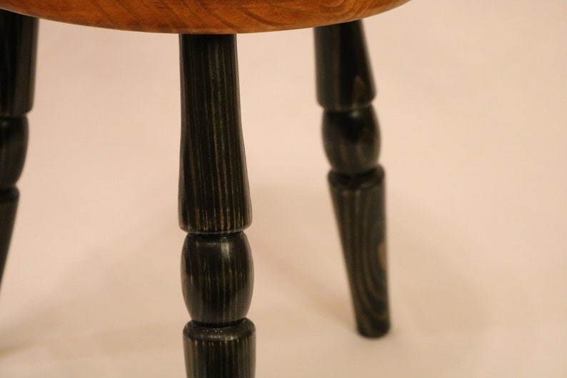 Tabouret à trois pieds en bois de style vintage Meuble fait main image 9