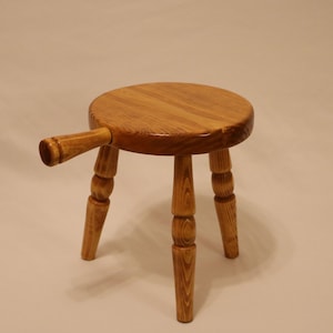 Small Wooden Three-Legged Footstool Plant Stand Rustic Handmade Stool Easy Assembly Child&#39;s Vintage Replica Nostalgic Decor Natural Wood