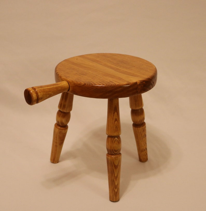 Tabouret à trois pieds en bois de style vintage Meuble fait main image 1