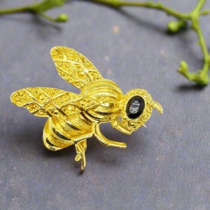 Vintage Gerry&#39;s Golden Bee Brooch: Detailed Nature Jewelry