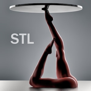 Puede incluir: Un par de piernas están dobladas y colocadas para sostener una mesa redonda. La mesa está hecha de un material plateado brillante. Las piernas son de color marrón rojizo y están colocadas de forma que crean una forma triangular.