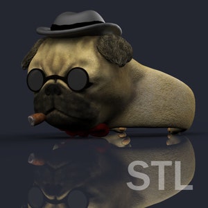 Puede incluir: Un pug marrón con un fedora negro y gafas redondas, con una pajarita roja y un cigarro marrón en la boca. El pug mira hacia la izquierda y se refleja en una superficie brillante.