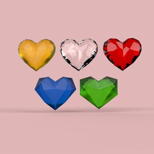 Peut inclure: Cinq gemmes en cristal en forme de cœur de différentes couleurs : jaune, rose, rouge, bleu et vert. Les gemmes sont disposées en rangée sur un fond rose.