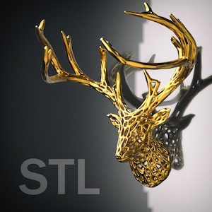 Op de afbeelding: Een gouden hertenkop sculptuur met ingewikkelde, geometrische details. Het beeld is gemaakt van een draadgaas materiaal en heeft een realistisch uiterlijk. De hertenkop is gemonteerd op een witte muur.