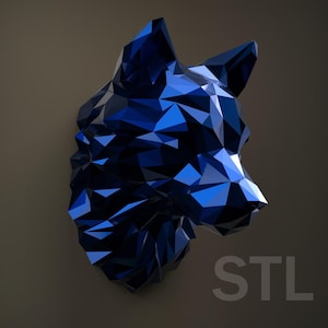 Könnte beinhalten: Eine blaue, geometrische Wolfskopfskulptur aus 3D-gedrucktem Material. Die Skulptur besteht aus vielen Dreiecken und hat eine glänzende, metallische Oberfläche. Das Wort "STL" ist in Weiß in der unteren rechten Ecke des Bildes gedruckt.