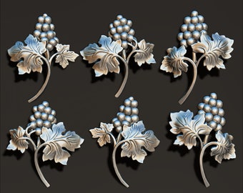 Pode incluir: Seis ornamentos de videira de metal prateado com folhas e uvas. Os ornamentos são detalhados e têm um aspeto realista.