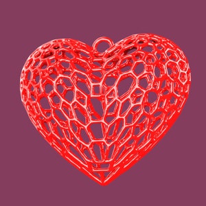 Pode incluir: Um ornamento vermelho em forma de coração com um design delicado, intrincado e vazado. O ornamento é feito de um material brilhante e brilhante e tem um pequeno laço na parte superior para pendurar.