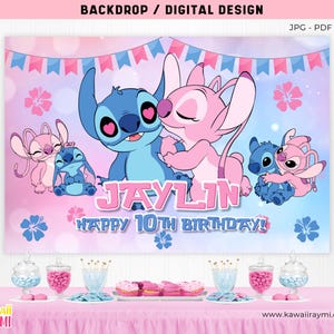 Op de afbeelding: Een digitale achtergrond met de personages Stitch en Angel in blauw en roze. De achtergrond bevat de tekst "JAYLIN HAPPY 10TH BIRTHDAY!" en is versierd met bloemen en banner elementen. Ontworpen voor een verjaardagsfeest.