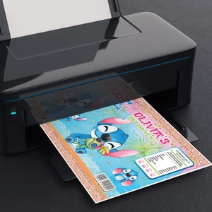 K&ouml;nnte beinhalten: Ein Drucker druckt eine hellblaue und rosafarbene Geburtstagseinladung mit einer Zeichentrickfigur von Stitch. Die Einladung lautet "Olivia's 3rd Birthday!"