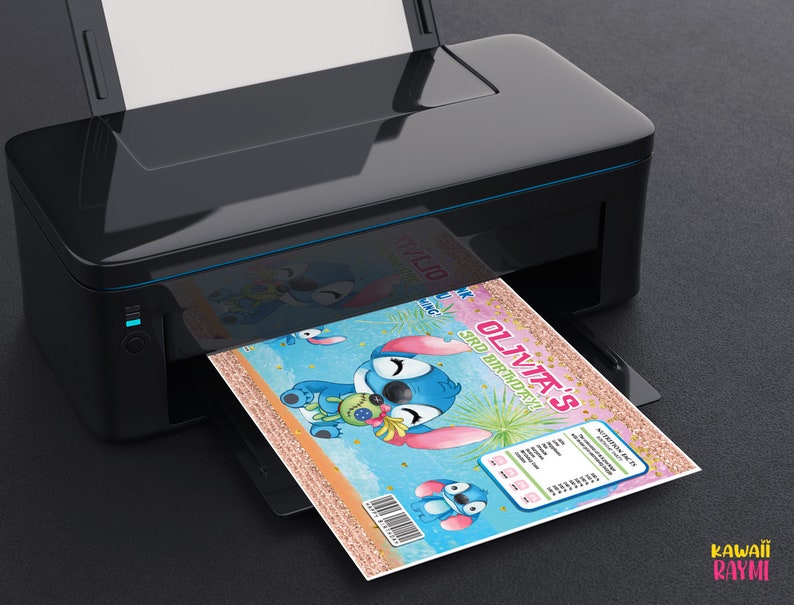 K&ouml;nnte beinhalten: Ein Drucker druckt eine hellblaue und rosafarbene Geburtstagseinladung mit einer Zeichentrickfigur von Stitch. Die Einladung lautet "Olivia's 3rd Birthday!"