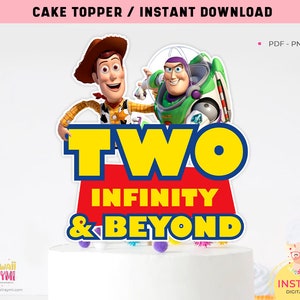 Könnte beinhalten: Ein Tortenaufsatz mit Woody und Buzz Lightyear aus Toy Story. Der Aufsatz ist gelb, rot und blau mit den Worten "TWO INFINITY & BEYOND".
