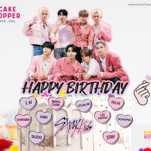 Puede incluir: Un adorno para pastel rosa y blanco con un grupo de ocho hombres con atuendos rosas. El adorno dice "Feliz cumpleaños" y tiene los nombres de los miembros del grupo de K-pop Stray Kids impresos en corazones rosas alrededor del pastel. El texto "Stray Kids" está impreso en rosa en el pastel.