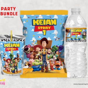 Op de afbeelding: Een feestpakket met een sapdoos, een zak snacks en een waterfles met etiketten waarop "Keian Story 1" staat. De etiketten tonen personages uit de Toy Story-filmfranchise.