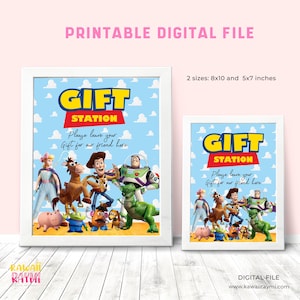 Könnte beinhalten: Zwei gerahmte digitale Drucke mit blauem Himmel und Zeichentrickfiguren. Die Drucke zeigen "GIFT STATION" und "Please leave your Gift for our friend here." Erhältlich in den Größen 20x25 cm und 13x18 cm.