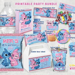 Puede incluir: Un conjunto de suministros para fiestas imprimibles con los personajes Stitch y Angel. Incluye etiquetas para botellas de agua, bolsas de regalo, bolsas de patatas fritas, adornos para cupcakes y más. Los diseños son en azul y rosa con el texto "MIA'S 8TH BIRTHDAY!"
