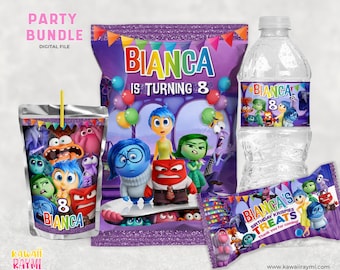 Pode incluir: Um pacote de festa com uma bolsa roxa e branca com o texto "Bianca faz 8 anos" e personagens do filme Divertida Mente. O pacote também inclui uma caixa de suco, uma garrafa de água e uma pequena bolsa de guloseimas, todas com designs combinando.