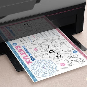 Pu&ograve; includere: Una pagina da colorare stampabile con Stitch e Angel di Lilo & Stitch. La pagina include un labirinto, un gioco di punti da unire e una ricerca di parole. Il testo sulla pagina dice "8th Birthday!  Raylen's".