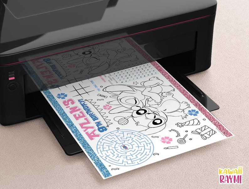 Pu&ograve; includere: Una pagina da colorare stampabile con Stitch e Angel di Lilo & Stitch. La pagina include un labirinto, un gioco di punti da unire e una ricerca di parole. Il testo sulla pagina dice "8th Birthday!  Raylen's".