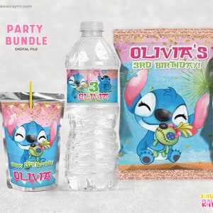 K&ouml;nnte beinhalten: Ein Party-Paket mit einem blauen und rosa Stitch-Charakter aus Disneys Lilo & Stitch. Das Paket enth&auml;lt einen Saftkarton, eine Wasserflasche und eine Snackt&uuml;te. Jedes Element hat ein personalisiertes Etikett mit dem Namen "Olivia" und dem Text "3rd Birthday!"