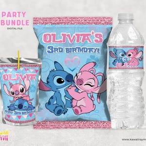 Könnte beinhalten: Ein Party-Paket mit einem blauen und rosa Stitch- und Angel-Charakterdesign. Das Paket enthält einen Saftkarton, eine Tüte Snacks und eine Wasserflasche. Der Saftkarton und die Wasserflasche haben Etiketten mit dem Text "Olivia's 3rd Birthday!" und den Figuren Stitch und Angel. Die Tüte Snacks hat das gleiche Design wie der Saftkarton und die Wasserflasche.