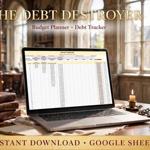 Puede incluir: Un ordenador portátil que muestra una hoja de cálculo digital de planificación presupuestaria y seguimiento de deudas titulada The Debt Destroyer. La pantalla muestra un cronograma de pagos con columnas para nombres de deudas, saldos y tasas de interés. El texto incluye VSP, Debt Payoff Plans, Budget Dashboard e Instant Download Google Sheets.