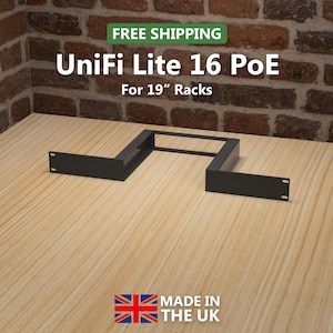 Puede incluir: Un soporte de rack negro para racks de 19 pulgadas. El texto "UniFi Lite 16 PoE" se muestra encima del soporte de rack. La imagen también incluye el texto "For 19" Racks" y "Made in the UK".