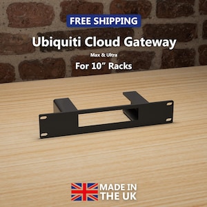 Può includere: Un supporto per rack nero Ubiquiti Cloud Gateway per rack da 25,4 cm. L'immagine mostra il prodotto su una superficie di legno con il testo "Ubiquiti Cloud Gateway" e "Made in the UK".