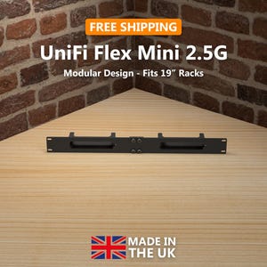 Puede incluir: Soporte de rack de red negro UniFi Flex Mini 2.5G. El soporte de rack tiene dos asas y está diseñado para adaptarse a racks de 48,26 cm. La imagen también incluye el texto "FREE SHIPPING" y "MADE IN THE UK".