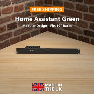 Op de afbeelding: Een zwarte modulaire rackmount voor Home Assistant Green, ontworpen voor 48,26 cm racks. De afbeelding bevat de tekst "Home Assistant Green" en "Modular Design - Fits 19" Racks". Gemaakt in het VK.