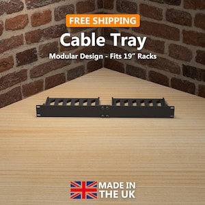 Könnte beinhalten: Schwarzer Kabelkanal mit modularem Design, passend für 19-Zoll-Racks. Der Text "Cable Tray" ist deutlich zu sehen, zusammen mit "Modular Design - Fits 19" Racks". Der Text "MADE IN THE UK" ist ebenfalls vorhanden.