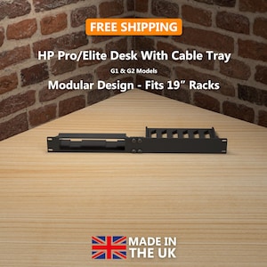 Op de afbeelding: Zwarte HP Pro/Elite bureau met kabelgoot, modulair ontwerp, geschikt voor 48,26 cm racks. De tekst "FREE SHIPPING" staat in een oranje vak. De tekst "MADE IN THE UK" staat onderaan.