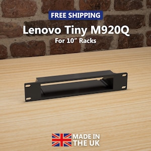 Puede incluir: Soporte de rack negro Lenovo Tiny M920Q para racks de 10". Fabricado en el Reino Unido. La imagen muestra el producto sobre una superficie de madera con un fondo de ladrillo. El texto "FREE SHIPPING" es visible en la parte superior.