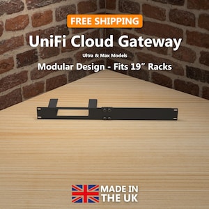 Peut inclure: Support de rack noir pour UniFi Cloud Gateway. Le texte sur l'image indique "UniFi Cloud Gateway Ultra & Max Models Modular Design - Fits 19" Racks". L'image comprend également le texte "MADE IN THE UK".