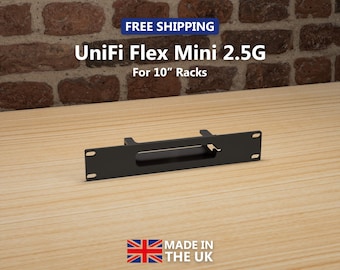 Könnte beinhalten: Ein schwarzer UniFi Flex Mini 2.5G Rack-Mount für 10" Racks. Das Produkt wird in Großbritannien hergestellt. Das Bild zeigt das Produkt auf einer Holzoberfläche mit einem Backsteinmauer-Hintergrund. Der Text "FREE SHIPPING" ist oben sichtbar.